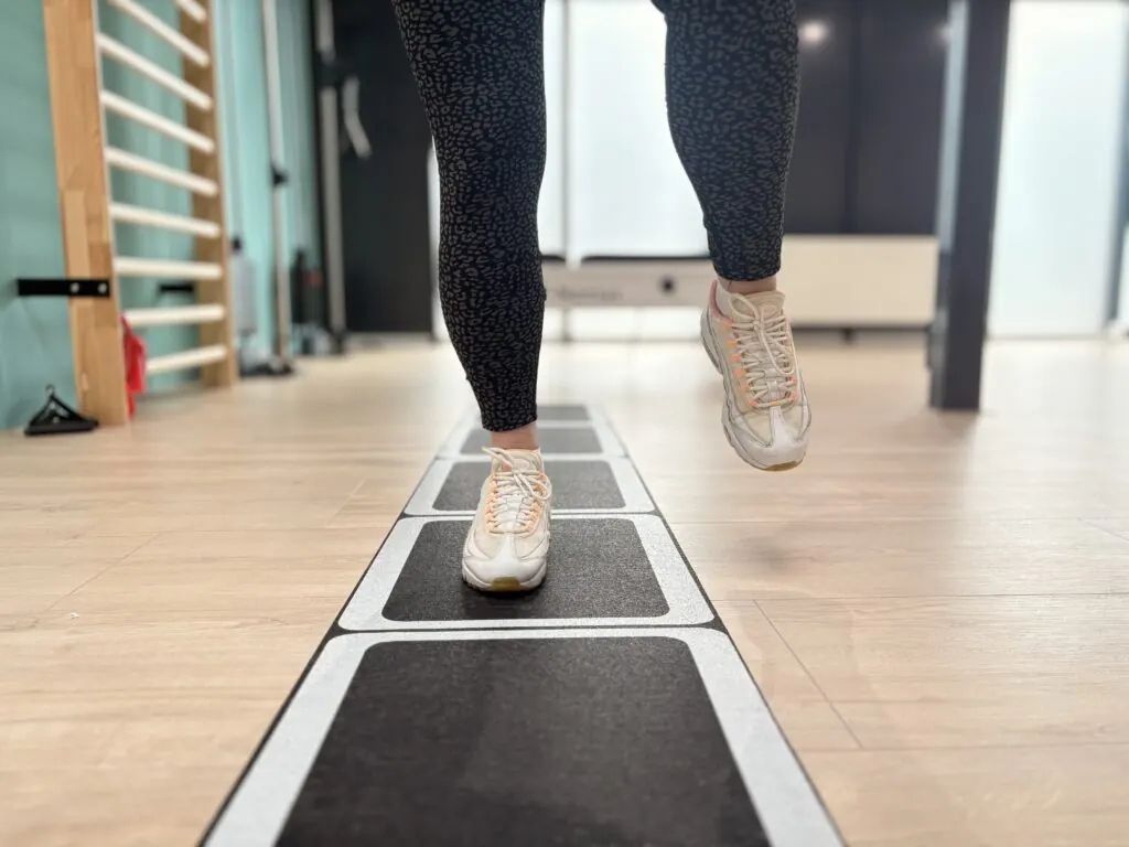 Looptraining over een coordinatieladder in de oefenzaal